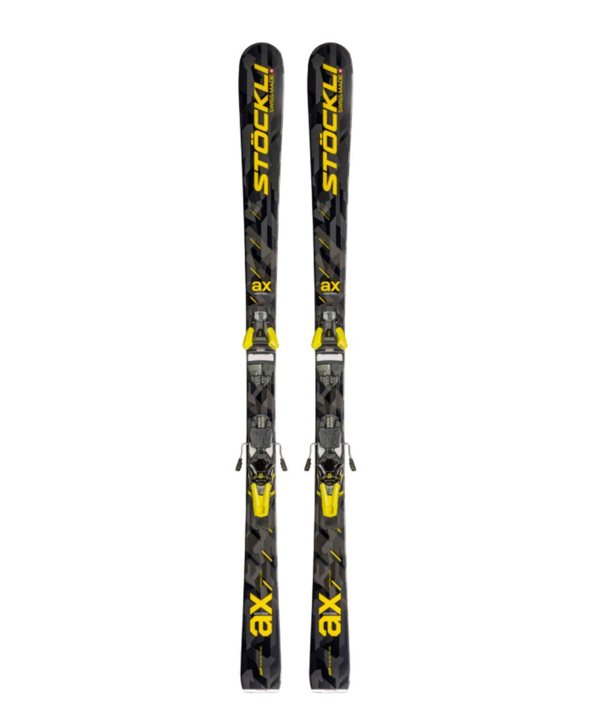 Stöckli Montero AX allmountainskidor med förmonterade Strive 13-bindningar sedda rakt framifrån mot vit bakgrund.