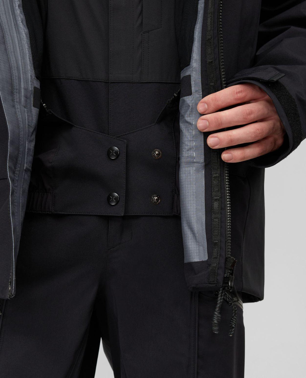 Närbild på Mammut Eiger Free Pro HS Hooded Jacket i svart som visar snölås och innerdetaljer.