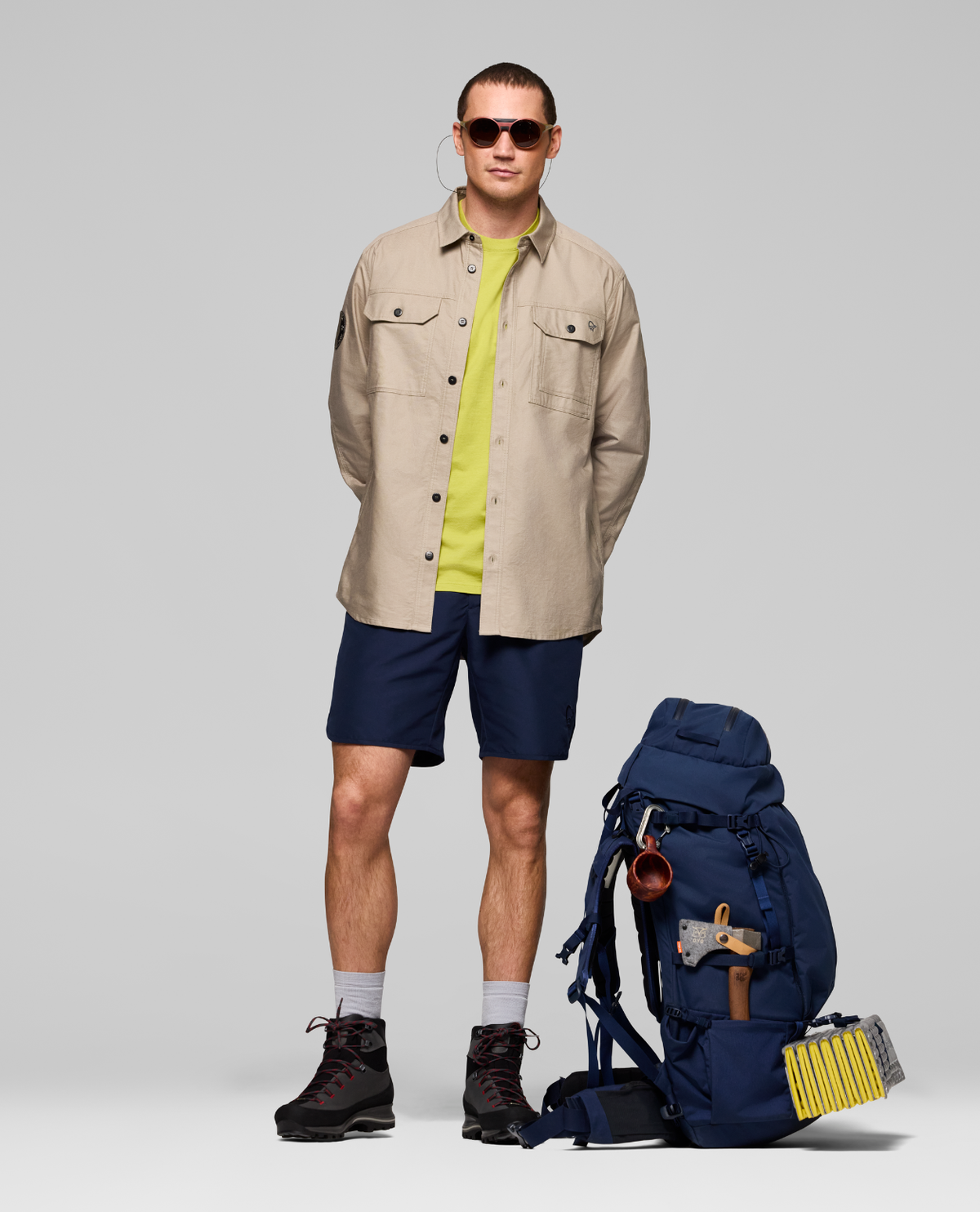 Norrøna Femund Cotton Shirt för herrar i färgen winter twig på modell med ryggsäck