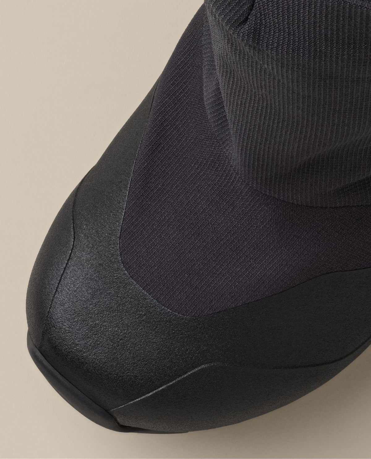 Arc'teryx Postour Men i svart, närbild på den robusta tådelen och skaftet.