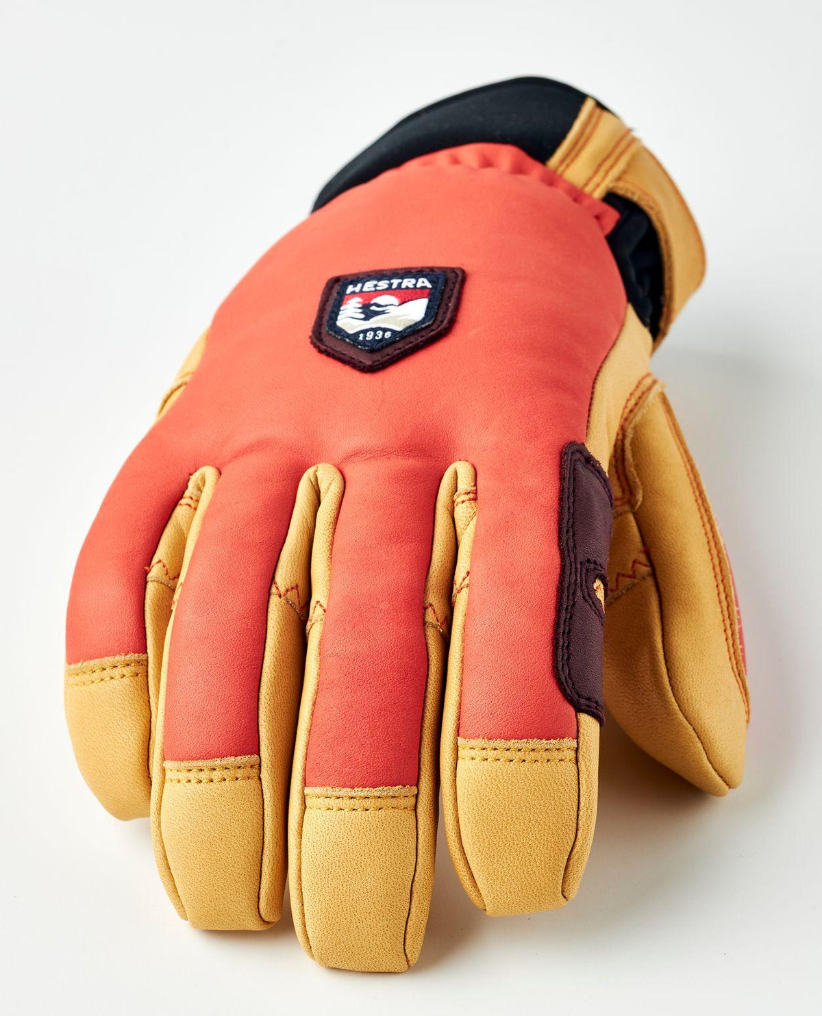 Hestra CZone Incline 5 Finger i Flame Red Orange mot ljus bakgrund.