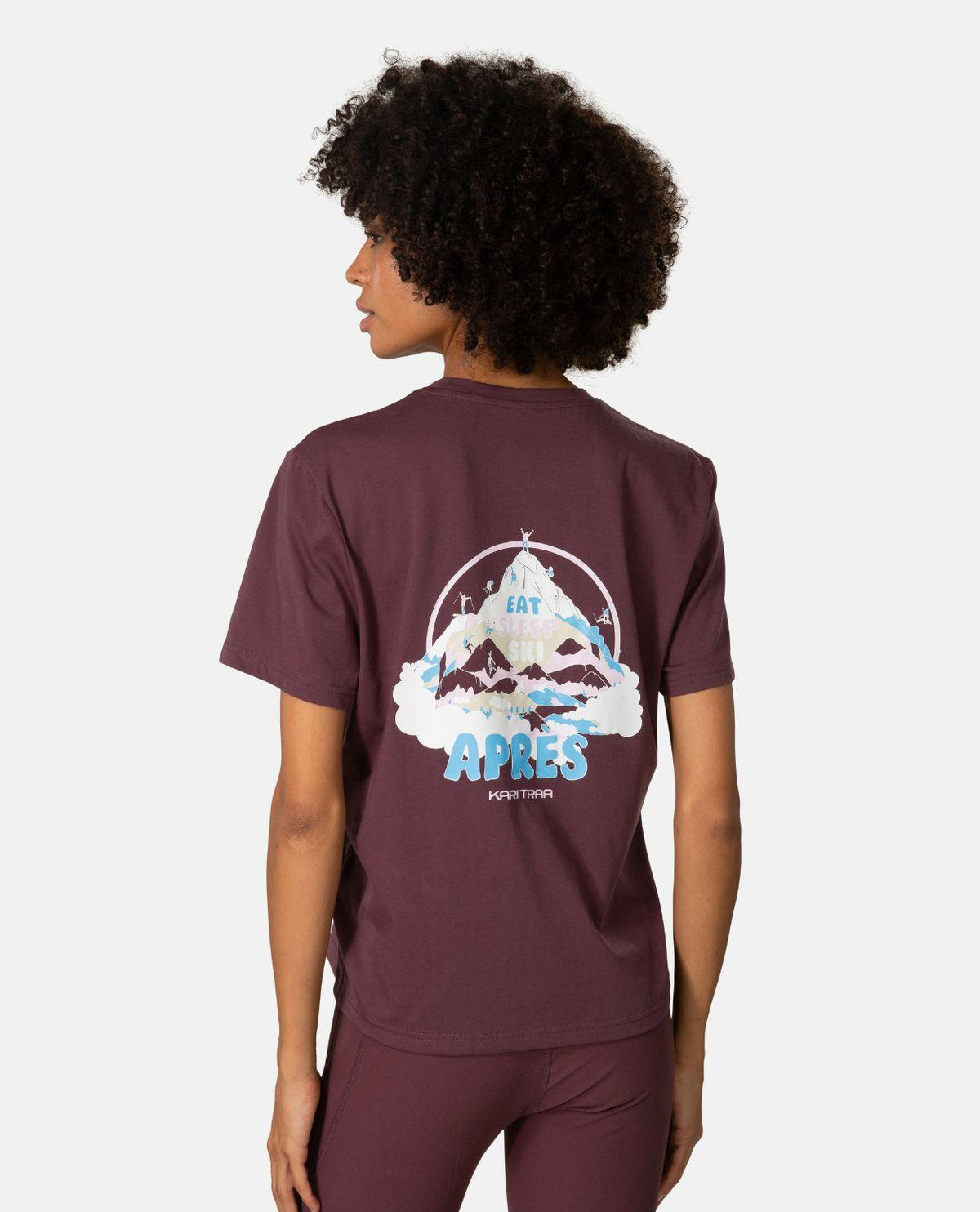 Kari Traa KT Graphic Tee i färg cocoa powder visas bakifrån med det färgglada fjälltrycket på ryggen.
