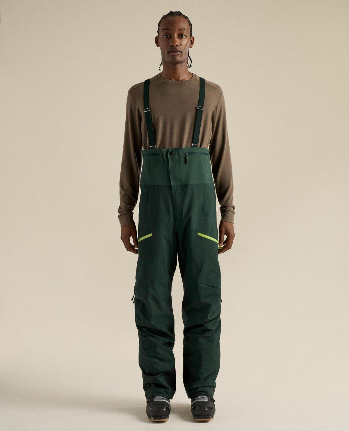 Arc'teryx Rush Bib Men skidbyxor i färgen Dark Jade på modell framifrån.
