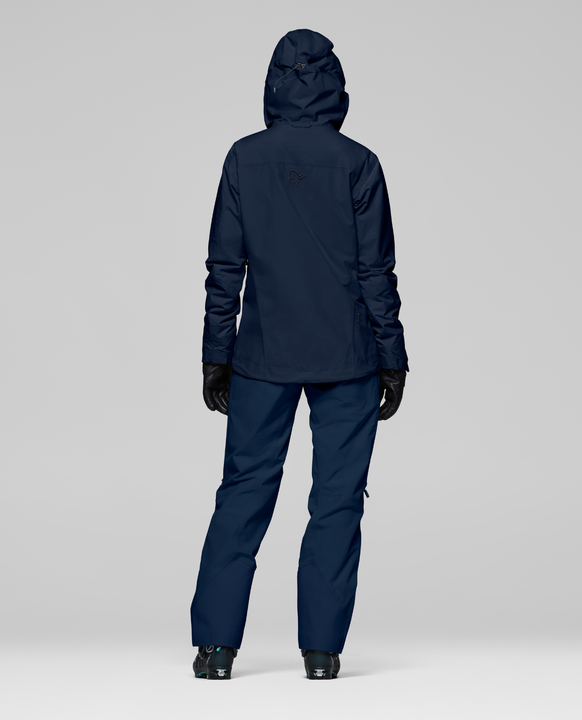 Norrøna Lofoten Gore-Tex Insulated Jacket Women - Indigo Night, visad bakifrån på modell.