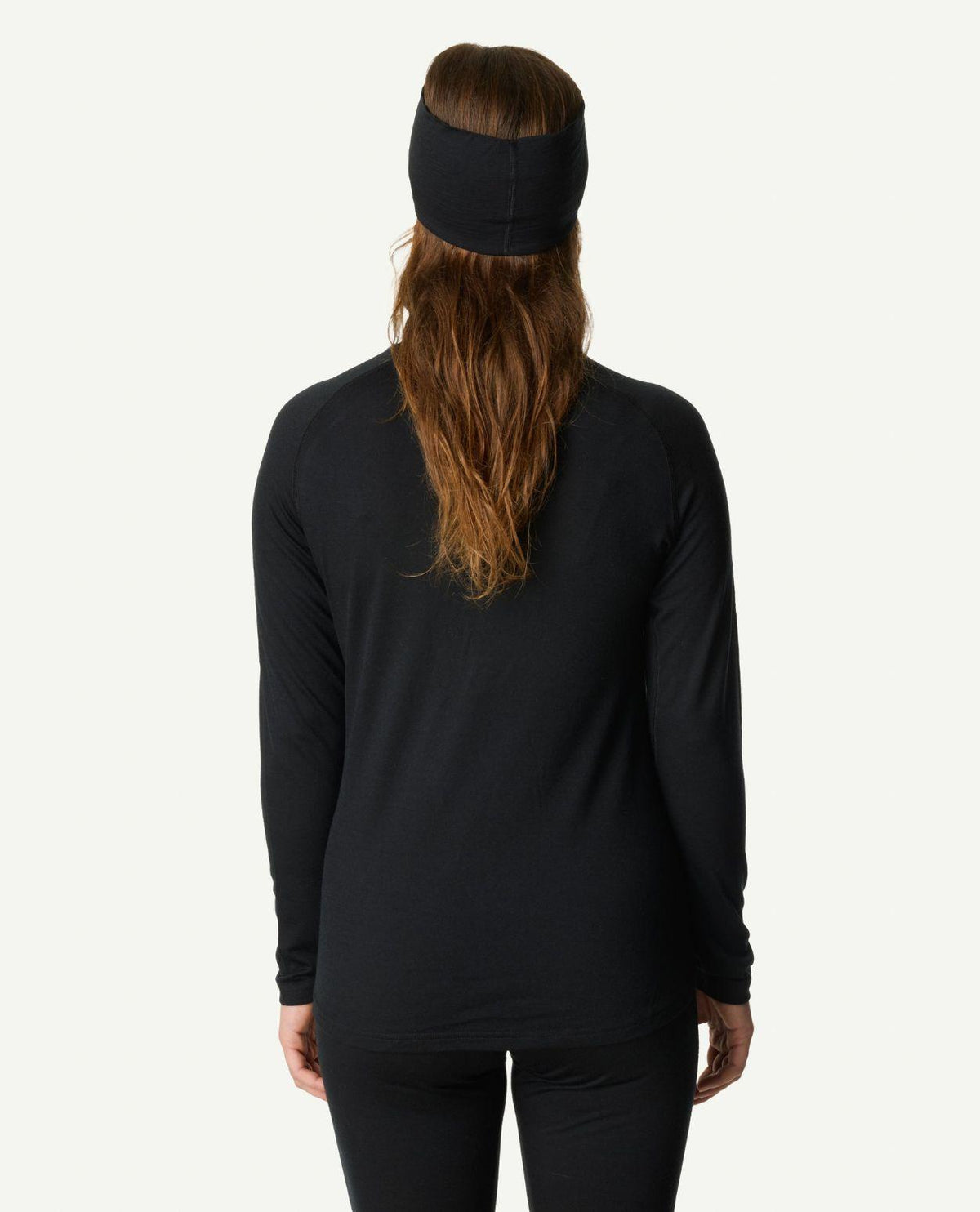 Kvinna bakifrån som bär Houdini Puremerino Crew dam i färgen svart.