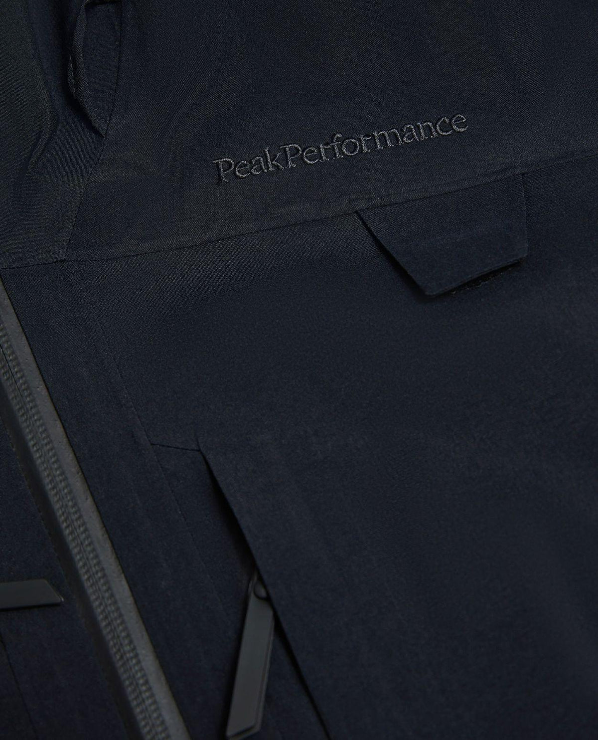 Svart damtagen med bröstficka och broderad Peak Performance-logotyp på den tåliga Gore-Tex-skidjackan.
