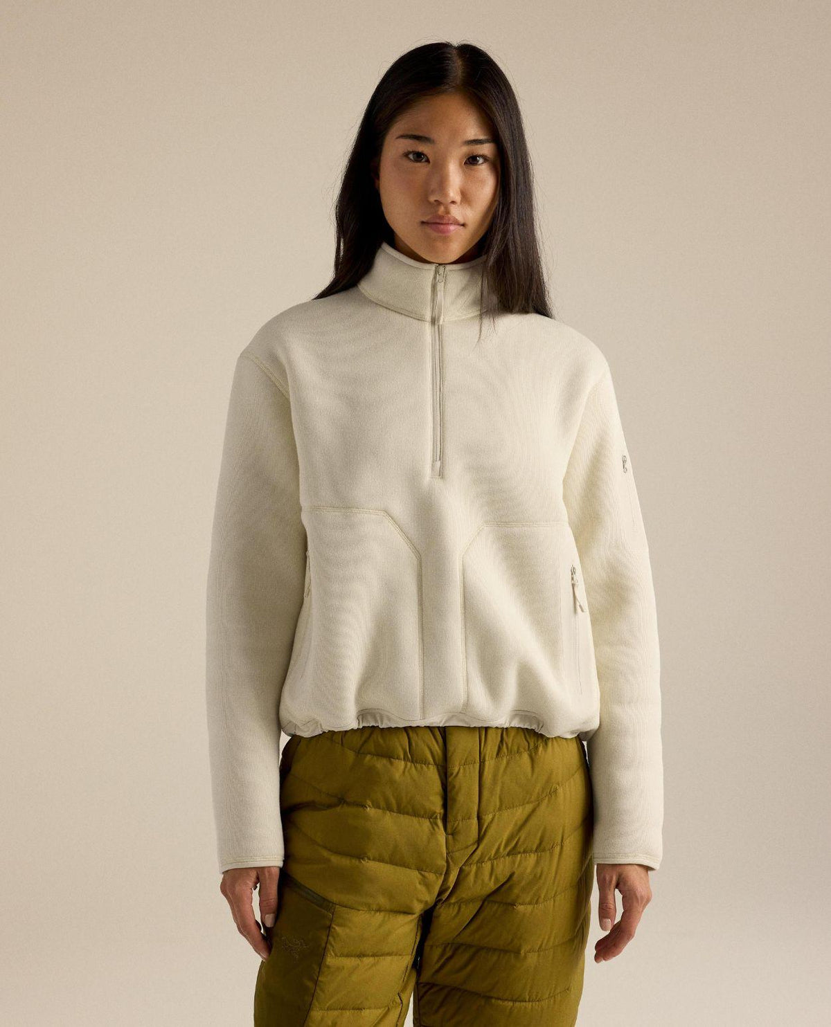 Arc'teryx Covert 1/2 Zip dam i ljust mellanlager material perfekt för kalla dagar.
