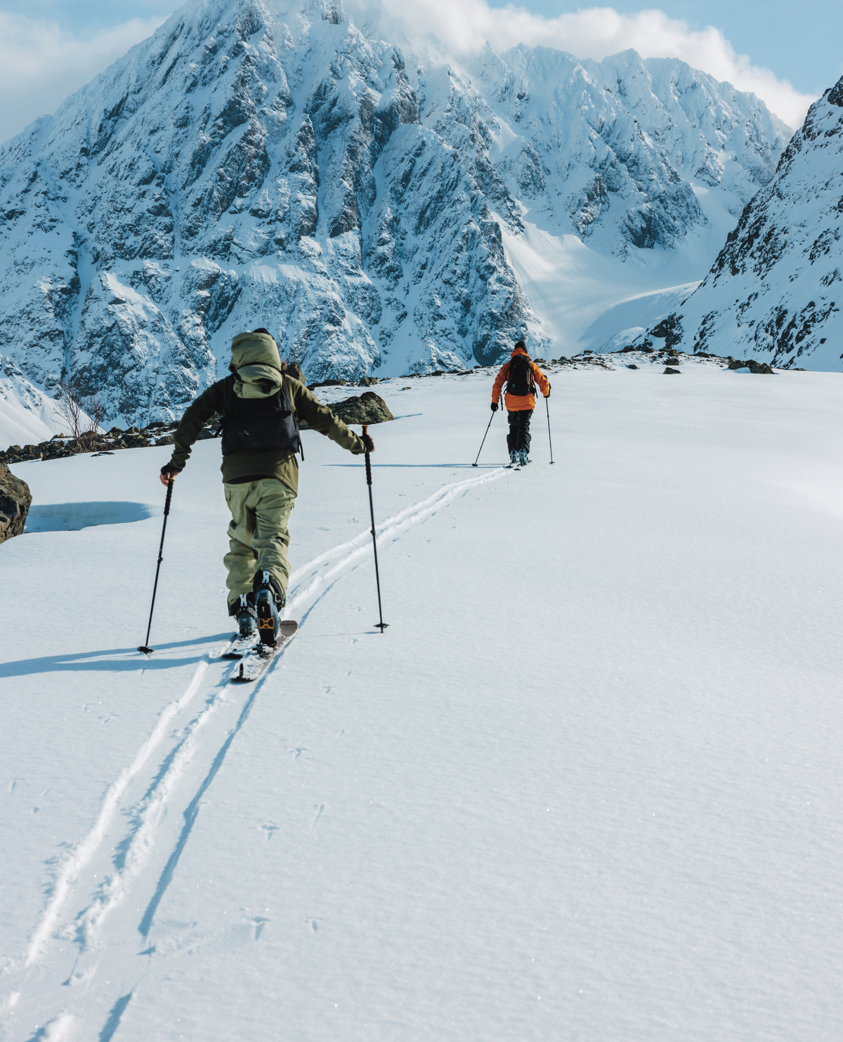 Två skidåkare på topptur i storslagen alpin terräng med Armada Locator 104 skidor.