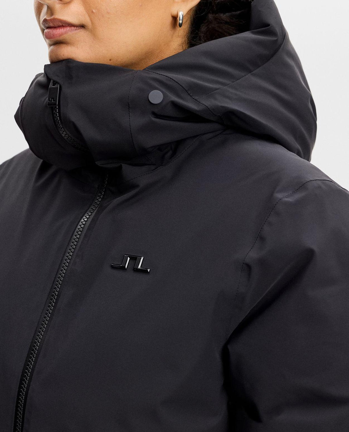 Svart J.Lindeberg Oates Down Jacket Women med hög krage och JL-logga - Alpingaraget