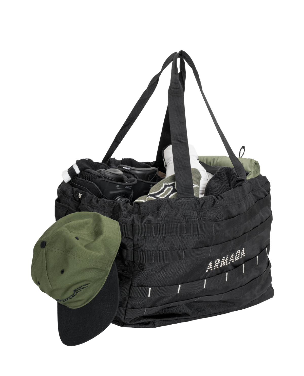 Armada AR Gear Haul 50L Tote fylld med skidutrustning och en grön keps hängande på kanten.