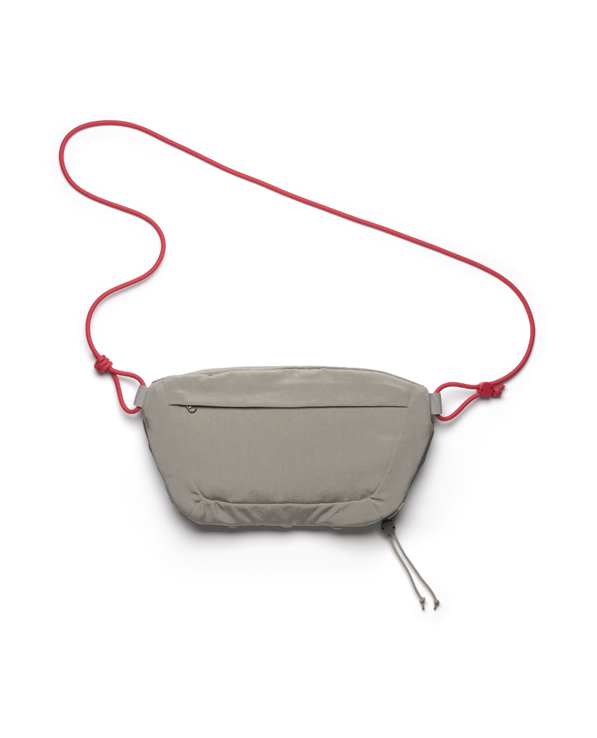 D_b_ Roamer Pro Sling Bag 6L i färgnyansen Basil Green med röd axelrem.