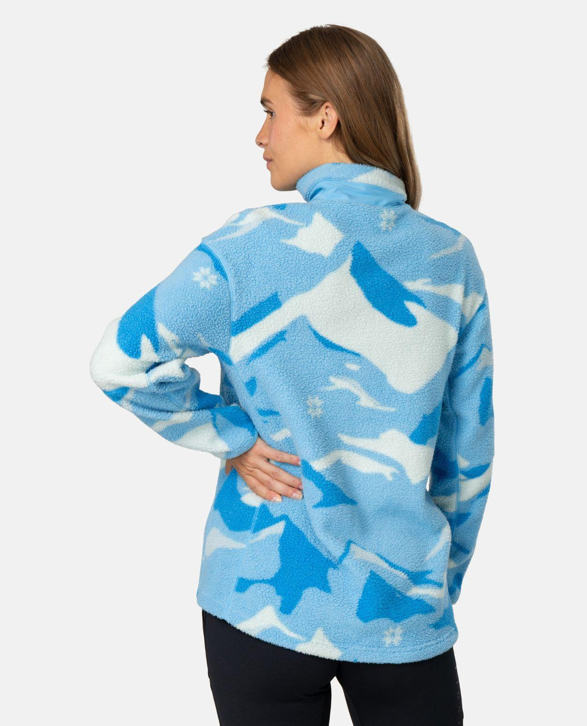 Kari Traa Rothe Half Zip i blått mönster, visad bakifrån på dammodell.