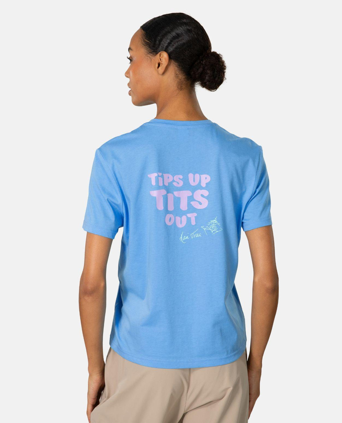 Kari Traa KT Graphic Tee i oceanblått, visad bakifrån med tryck på ryggen.
