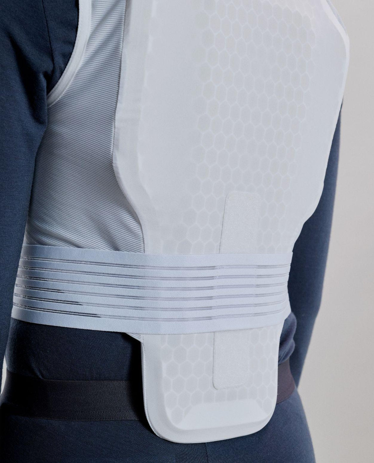 POC VPD Max Race Vest i vitt, ett smidigt ryggskydd för alpina skidåkare med ventilerande mesh och säker passform.