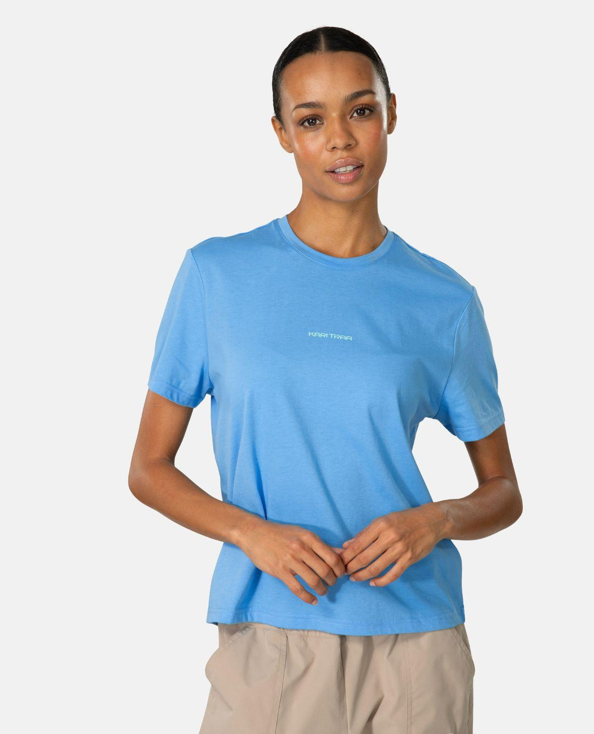 Kari Traa KT Graphic Tee i färgen Ocean som bärs av en modell i avslappnad stil.