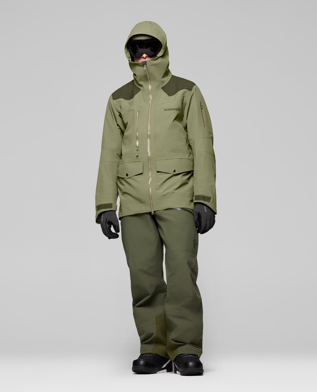 Norrøna Tamok dri3 Jacket Men i Olive Night och Deep Lichen Green, en grön skidjacka för herr.