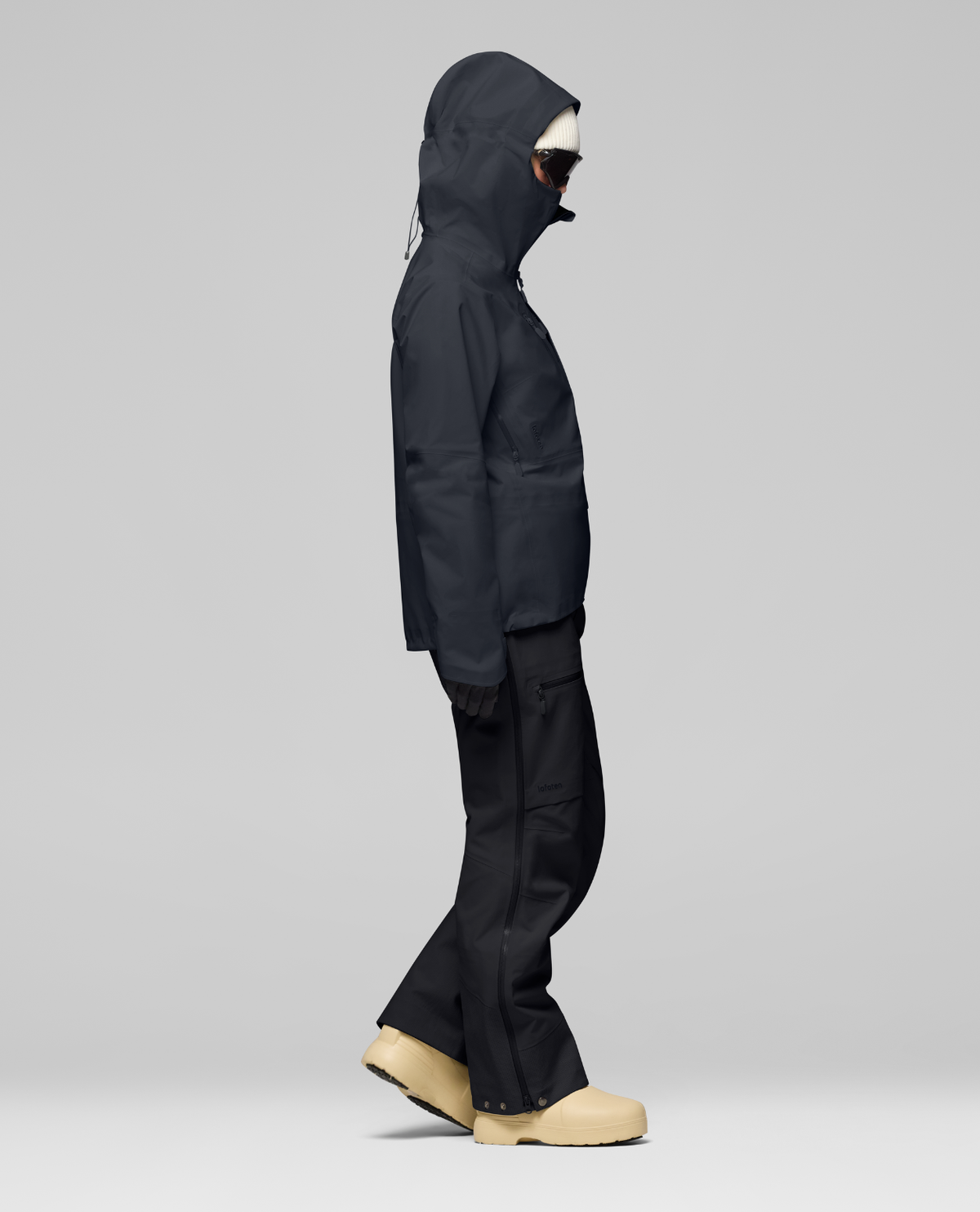 Norrøna Lofoten Gore-Tex Pro Jacket Women i svart färg, visad från sidan på en modell.
