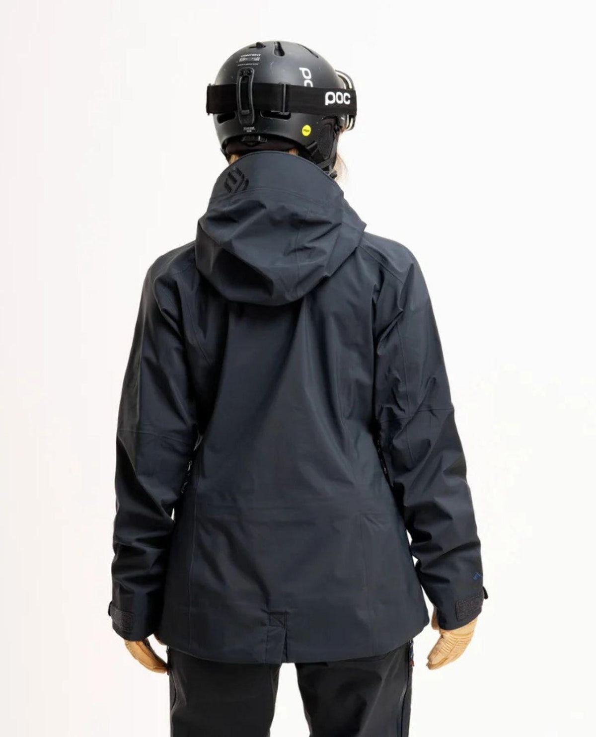 Baksida av Elevenate Pure Jacket Women i färgen Dark Ink Solid på en skidåkare med hjälm.