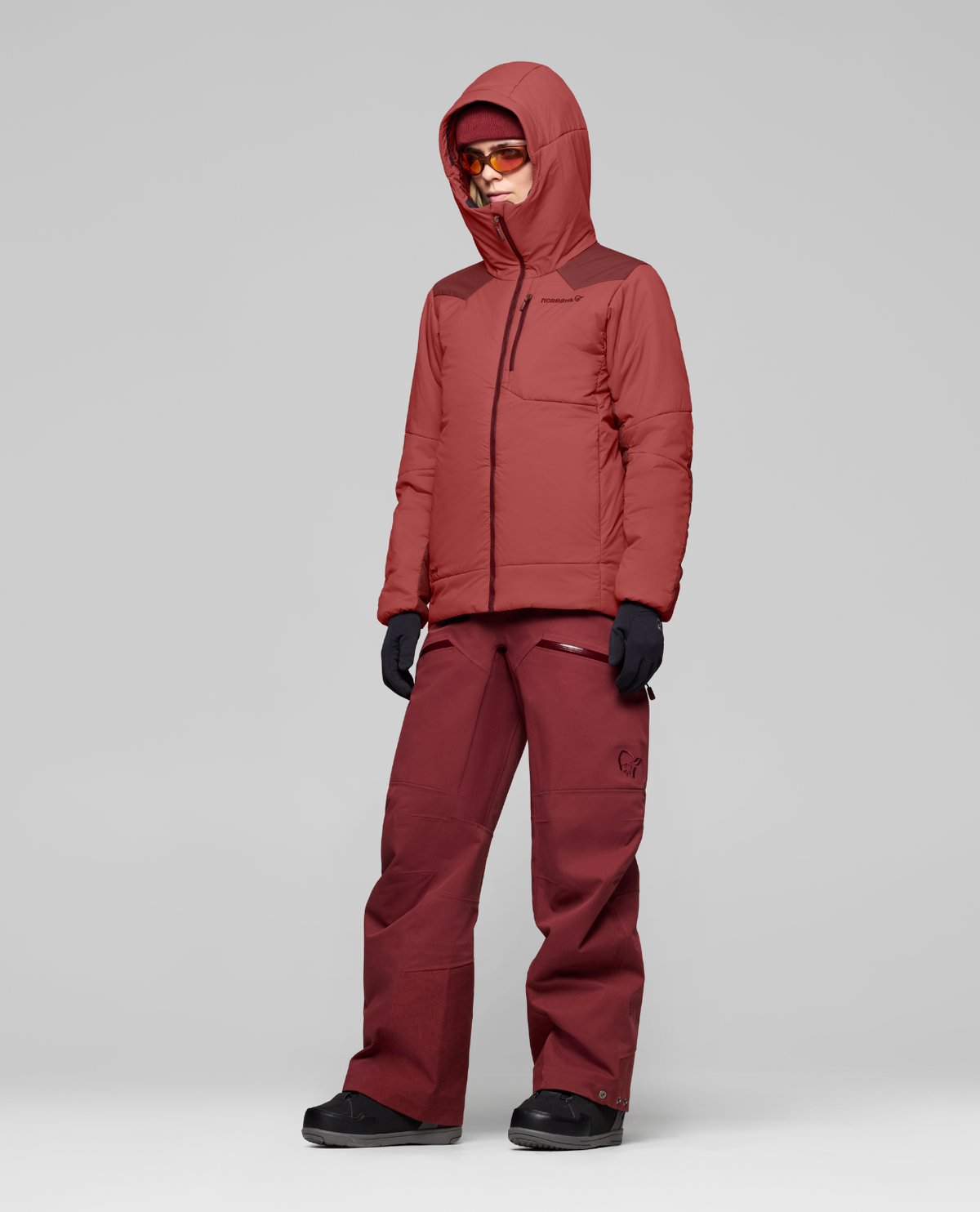 Norrøna Tamok thermo80 Zip Hood Women i vinrött från Alpingaraget, visad framifrån medhuva.
