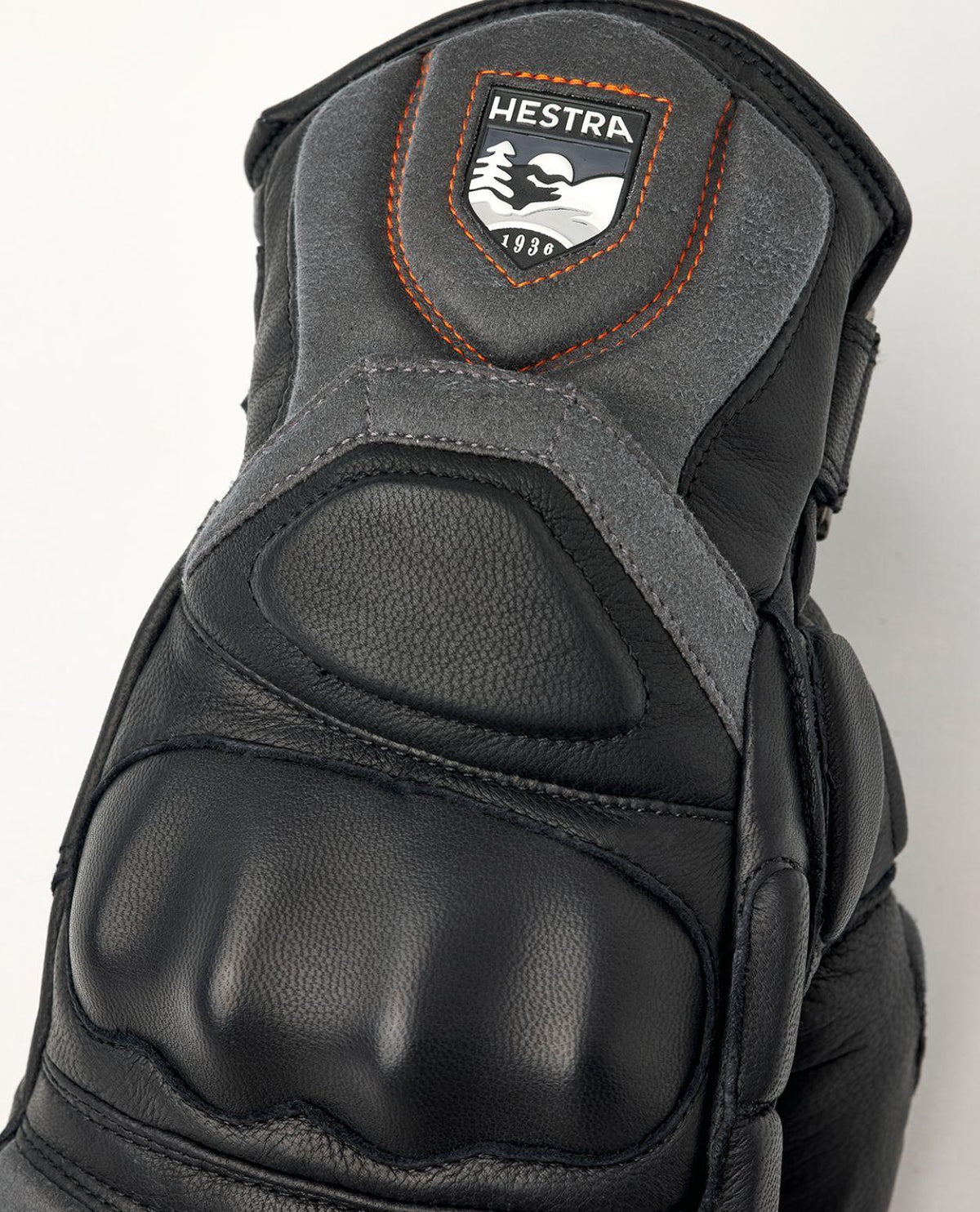 Hestra Impact Racing Sr. Mitt - Detaljbild på knogskydd och ovansida i svart getskinn.