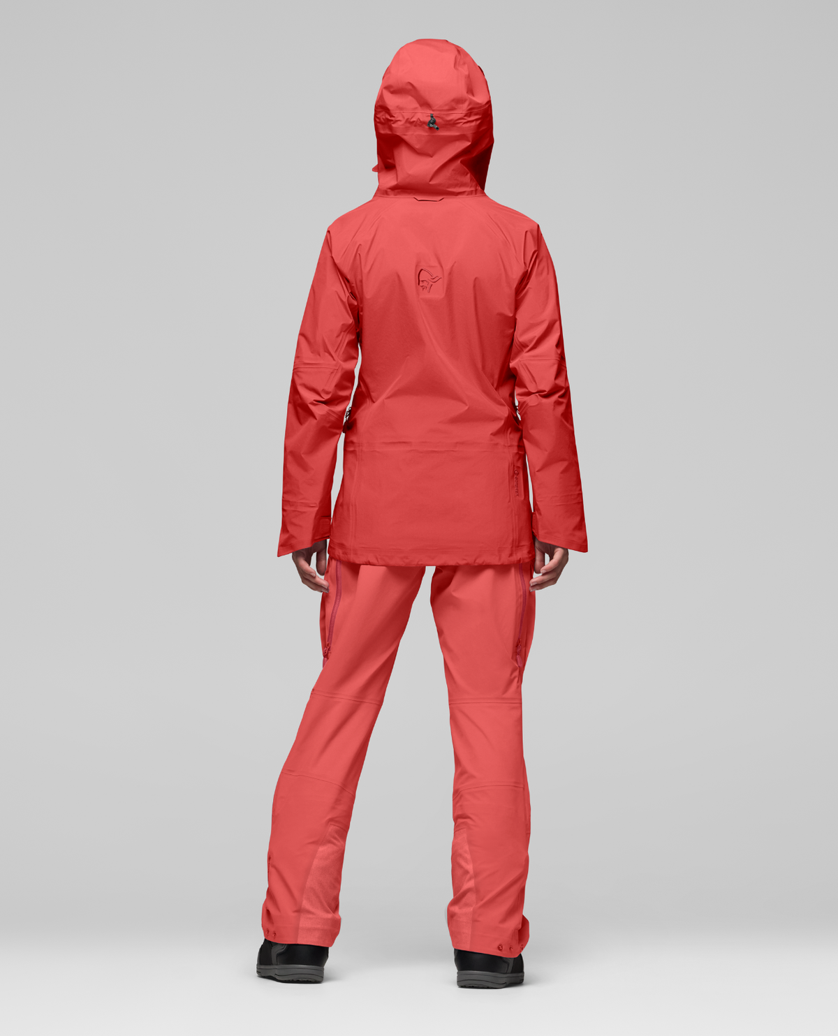 Norrøna Møre Gore-Tex skidjacka för dam i färgen röd bakifrån
