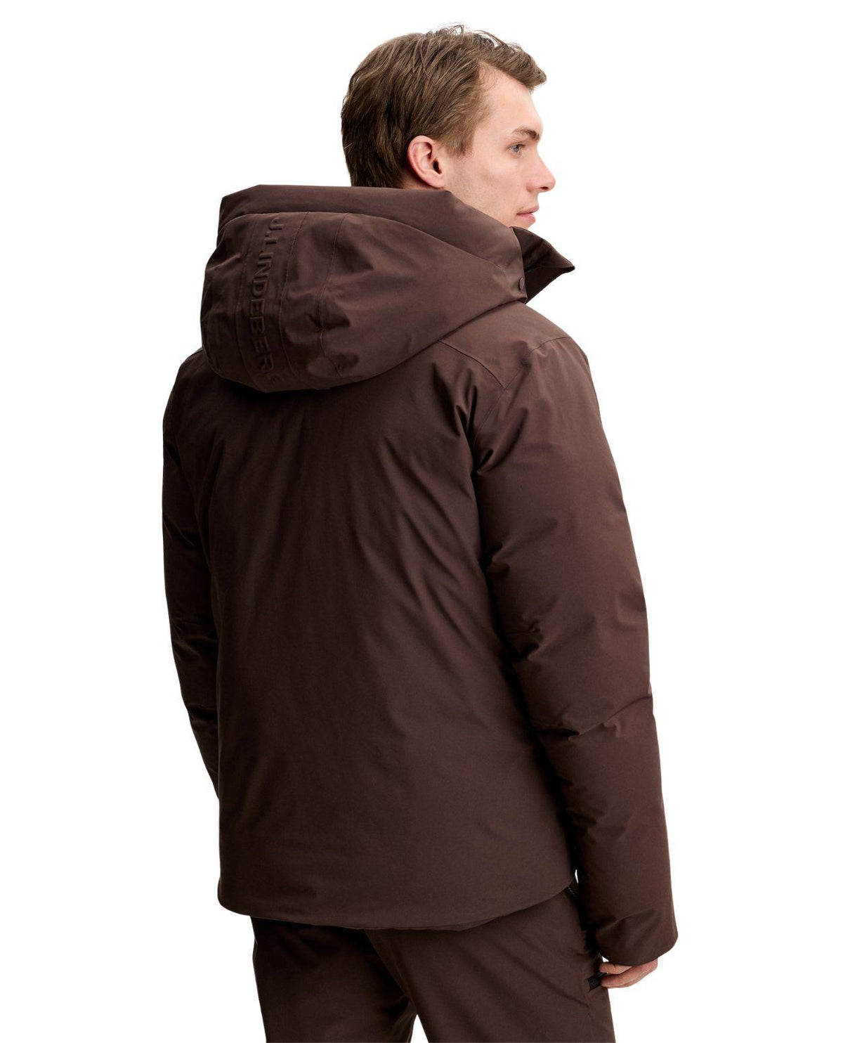 J.Lindeberg Oak Down Jacket Men Seal Brown bakifrån. Brun skidjacka för herrar med huva och J.Lindeberg-logga.
