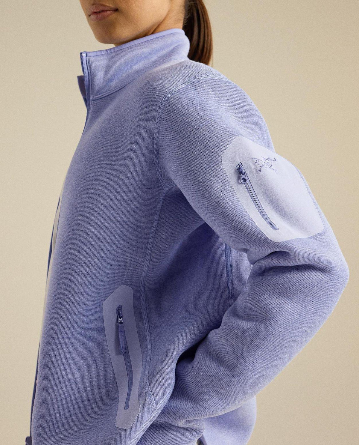 Arc'teryx Covert Cardigan Women i färgen Kasumi Heather visas i en detaljbild som visar armfickan.