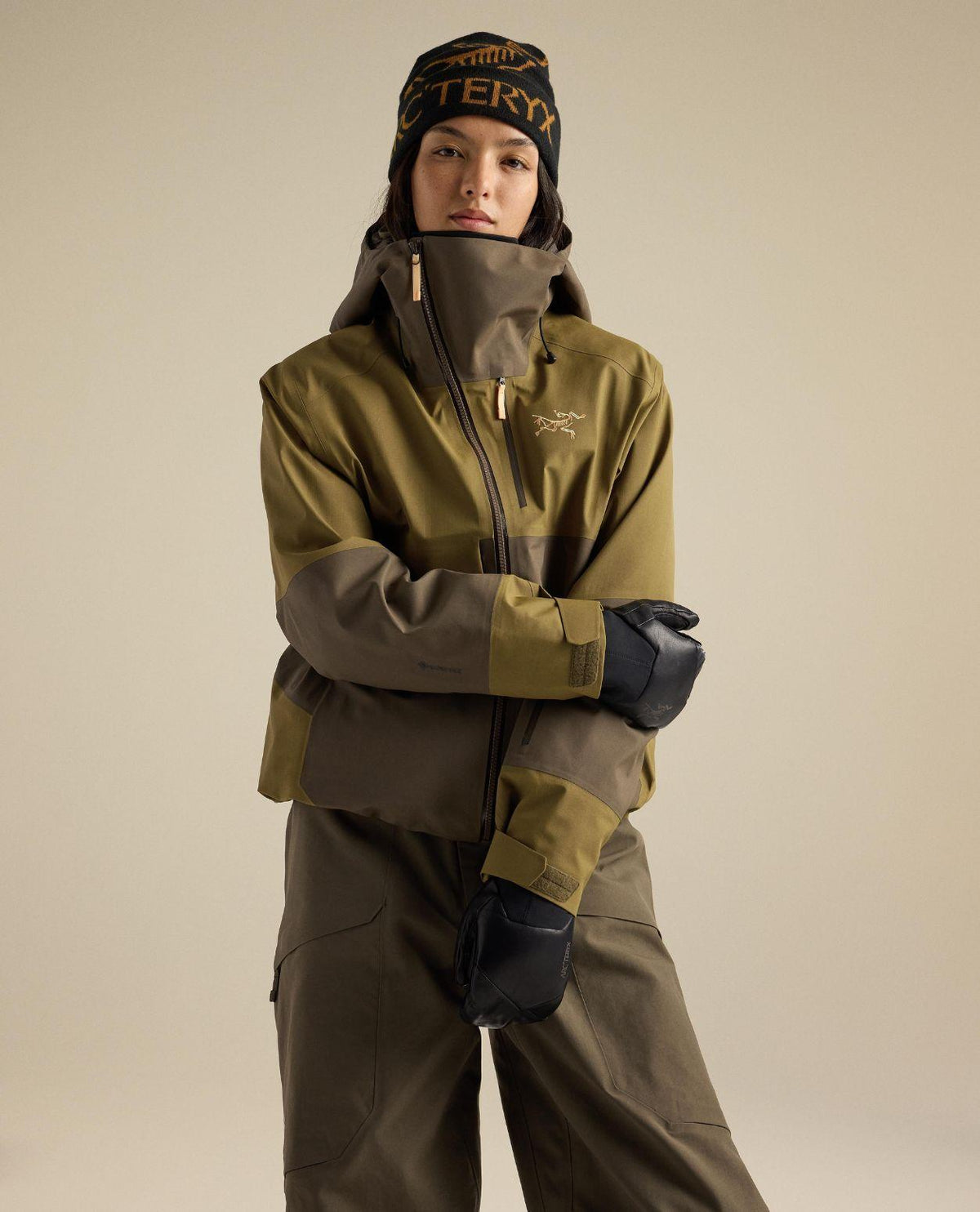 Arc'teryx Sidewinder dam skidjacka i brun färg med GORE-TEX Pro skydd för alpina äventyr.