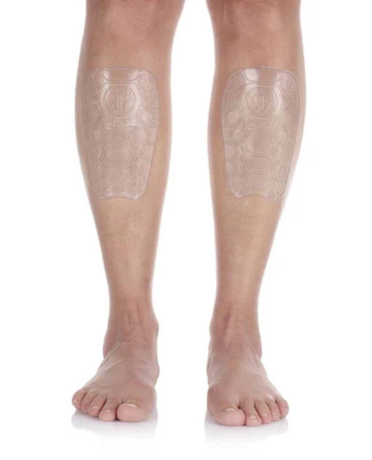 Person visar Sidas Shin Protector EVO på båda smalbenen mot en vit bakgrund.