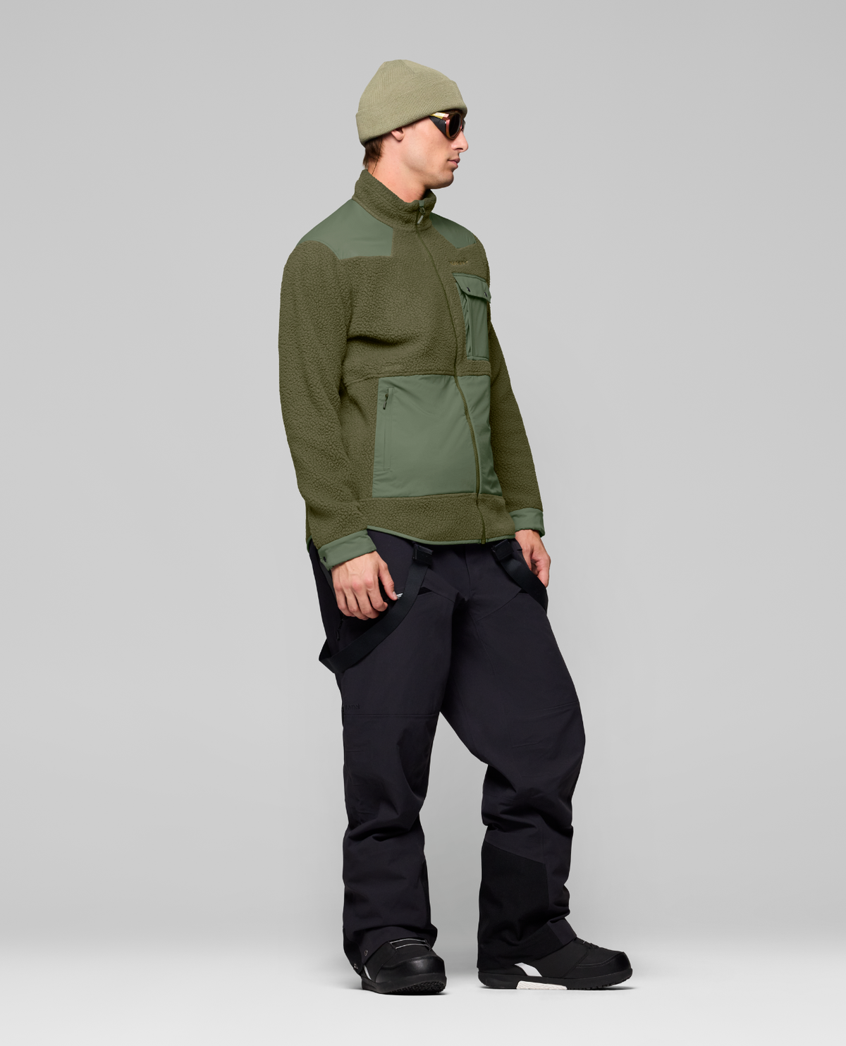 Norrøna Tamok warm3 Jacket Men i Olive Night och Deep Lichen Green, modellbild från sidan.