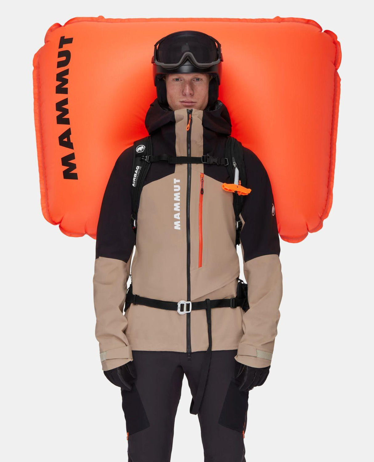 Mammut Tour 40 Removable Airbag 3.0 i svart med uppblåst orange airbag som bärs av skidåkare.