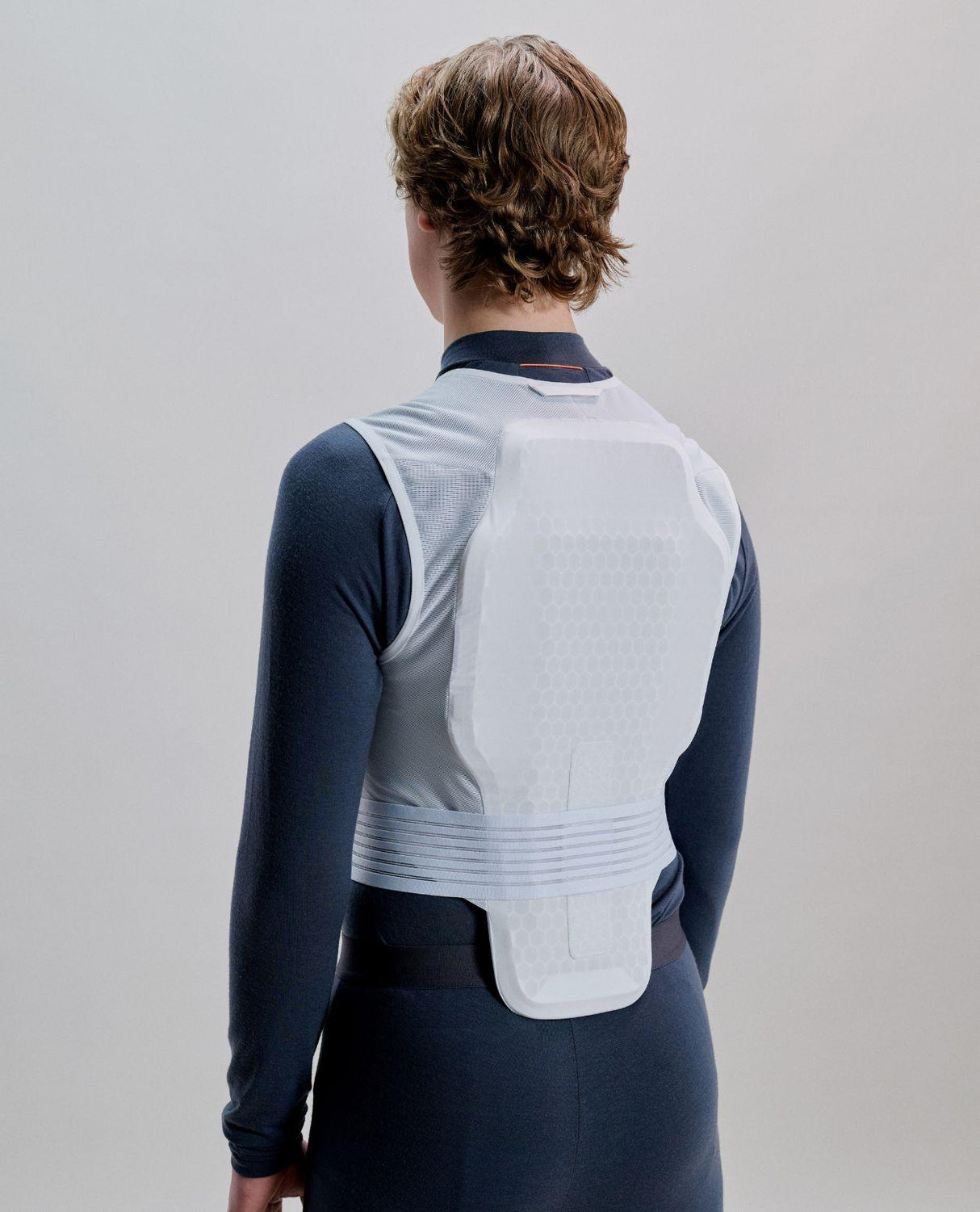 POC VPD Max Race Vest ryggskydd i vitt visat bakifrån på skidåkare.