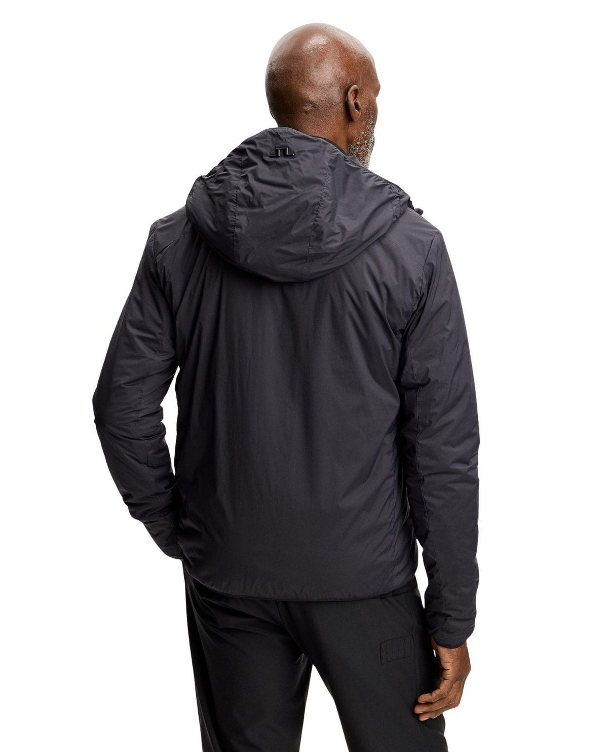 J.Lindeberg Clinton Hood Men - Svart mellanlager sett bakifrån på modell