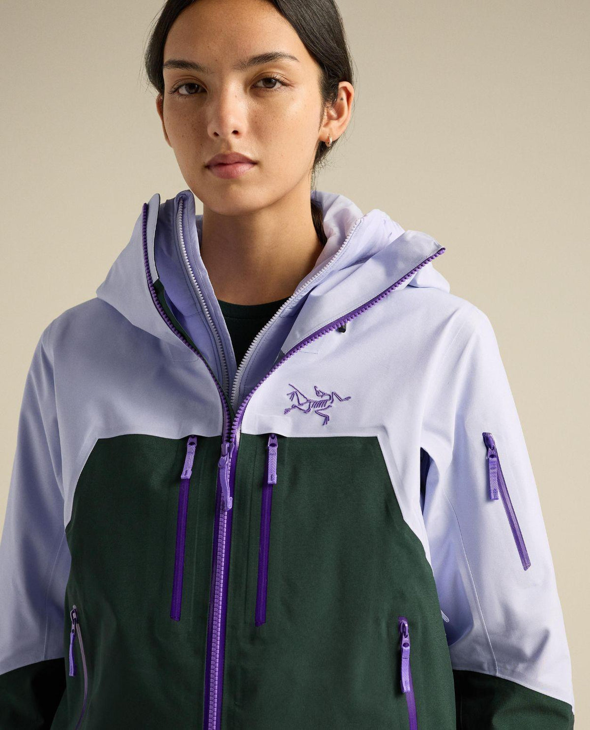 Arc'teryx Rush Jacket Women i färgerna mistline och mörkgrönt på modell, en mångsidig skidjacka för damer.