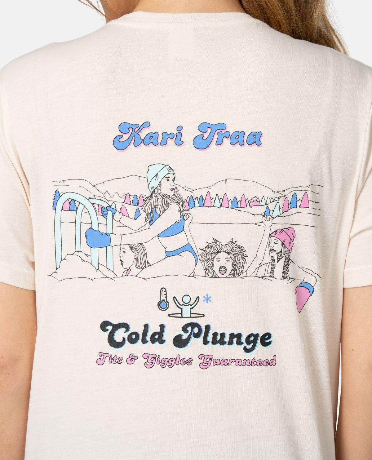 Kari Traa KT Graphic Tee - Off White, visad bakifrån med färgglatt tryck på ryggen