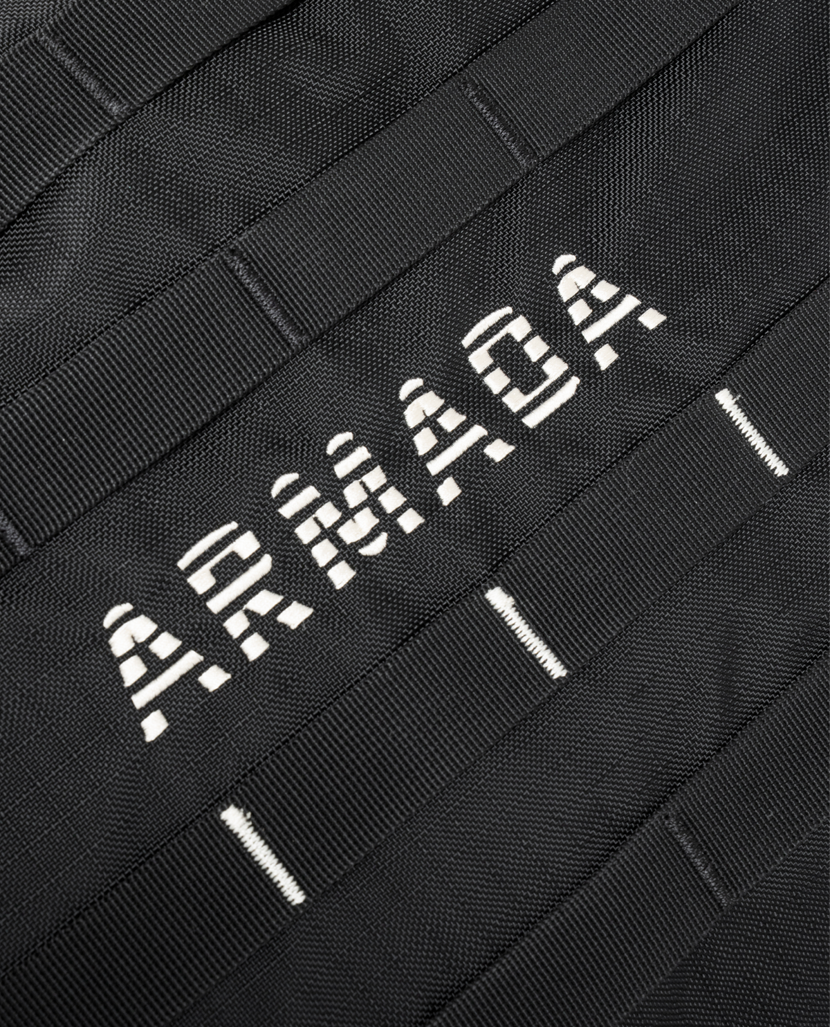 Armada AR Gear Haul 50L Tote - Svart detaljbild på logotyp och tyg