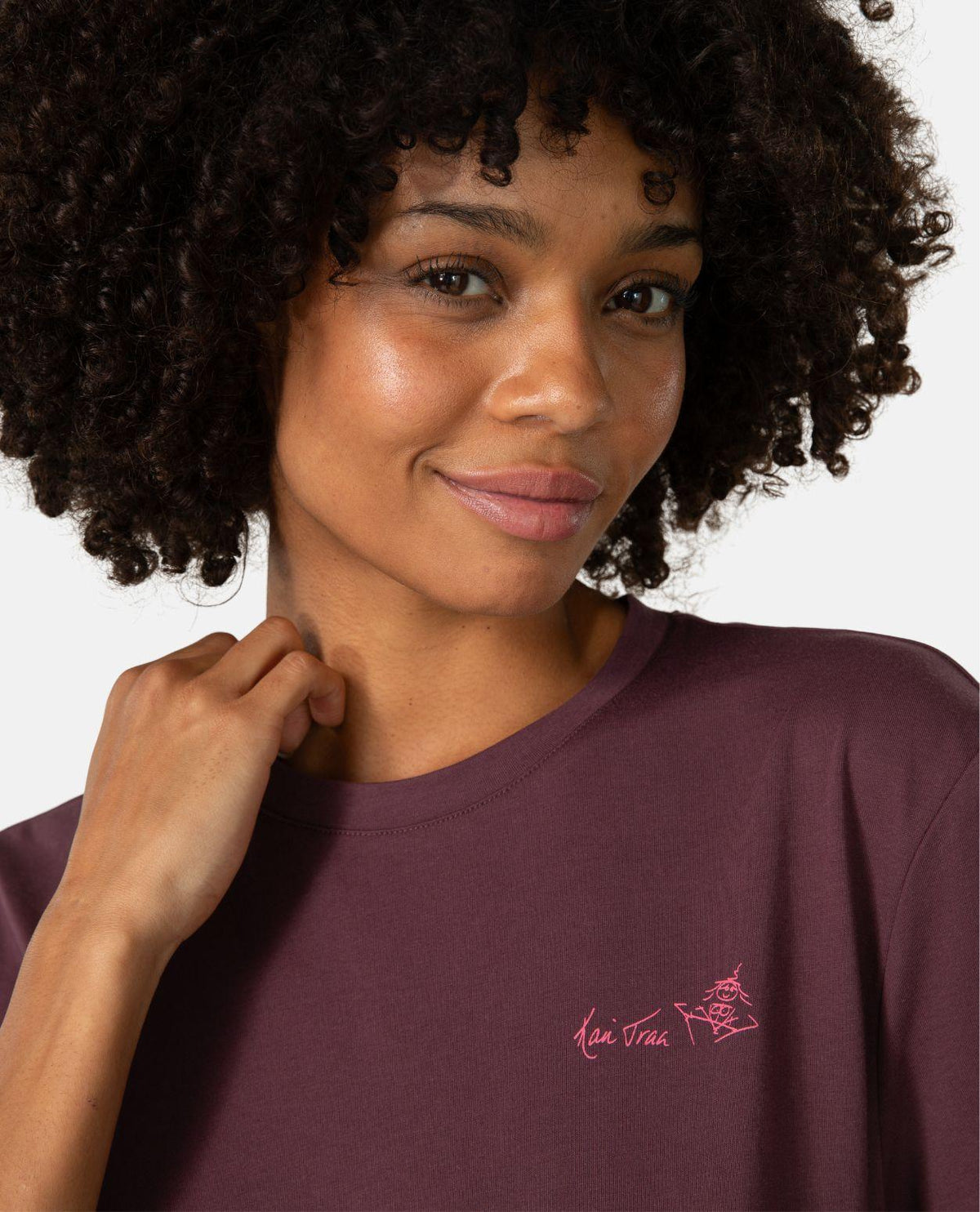 Kari Traa KT Graphic Tee i färgen Cocoa Powder, närbild på t-shirtens tryck och passform för dam.