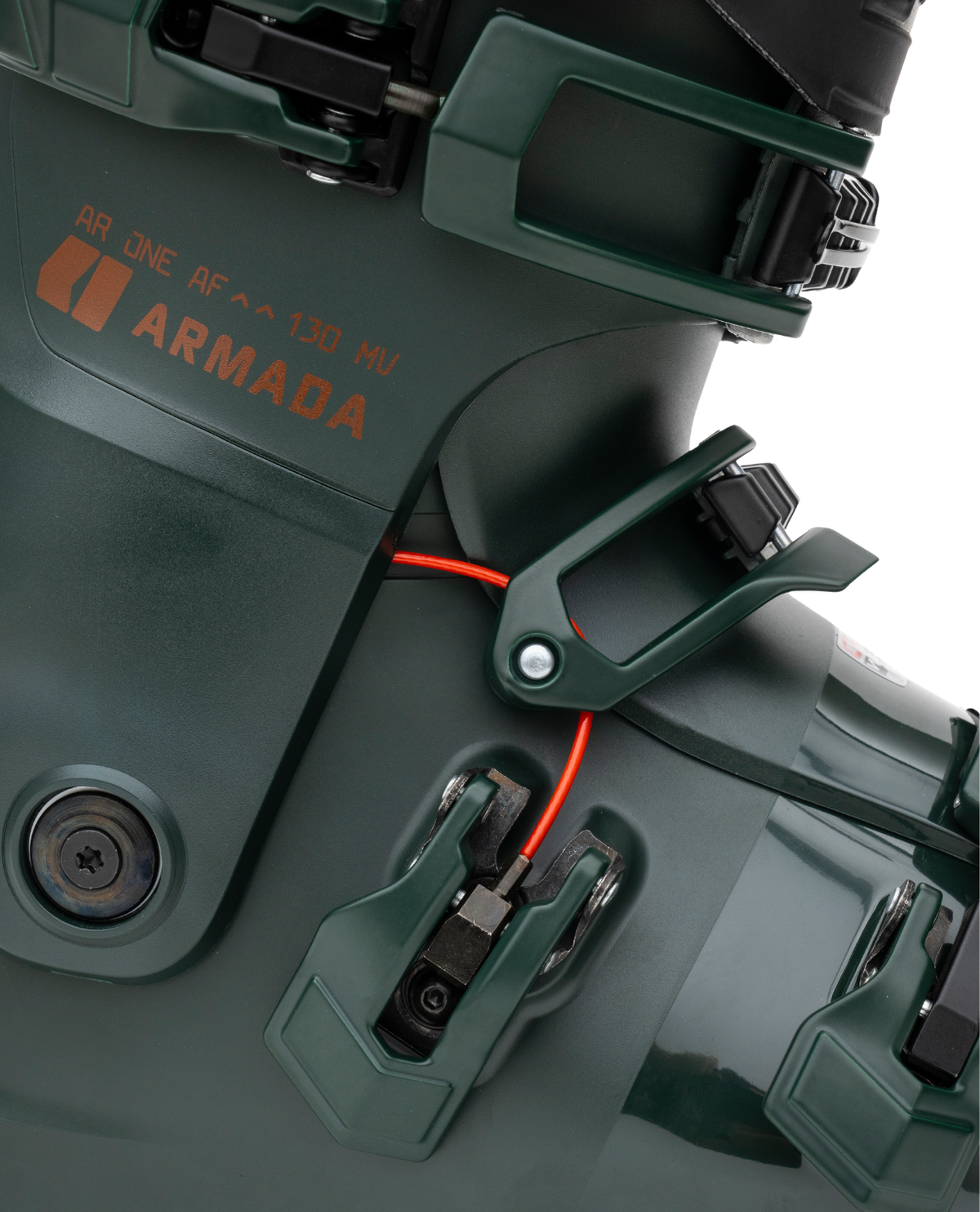 Närbild på den gröna alpinpjäxan Armada AR ONE AF 130 MV med detaljer på spännen och logga.