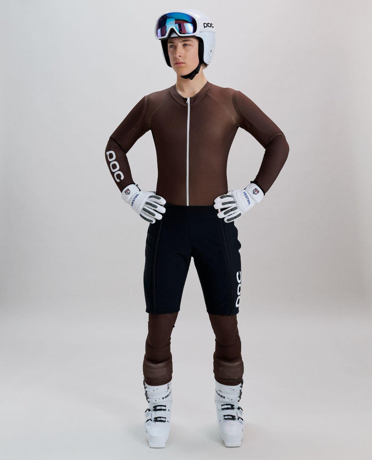 POC Race Shorts i färg Uranium Black för herrar, bars tillsammans med tävlingsutrustning i studio.