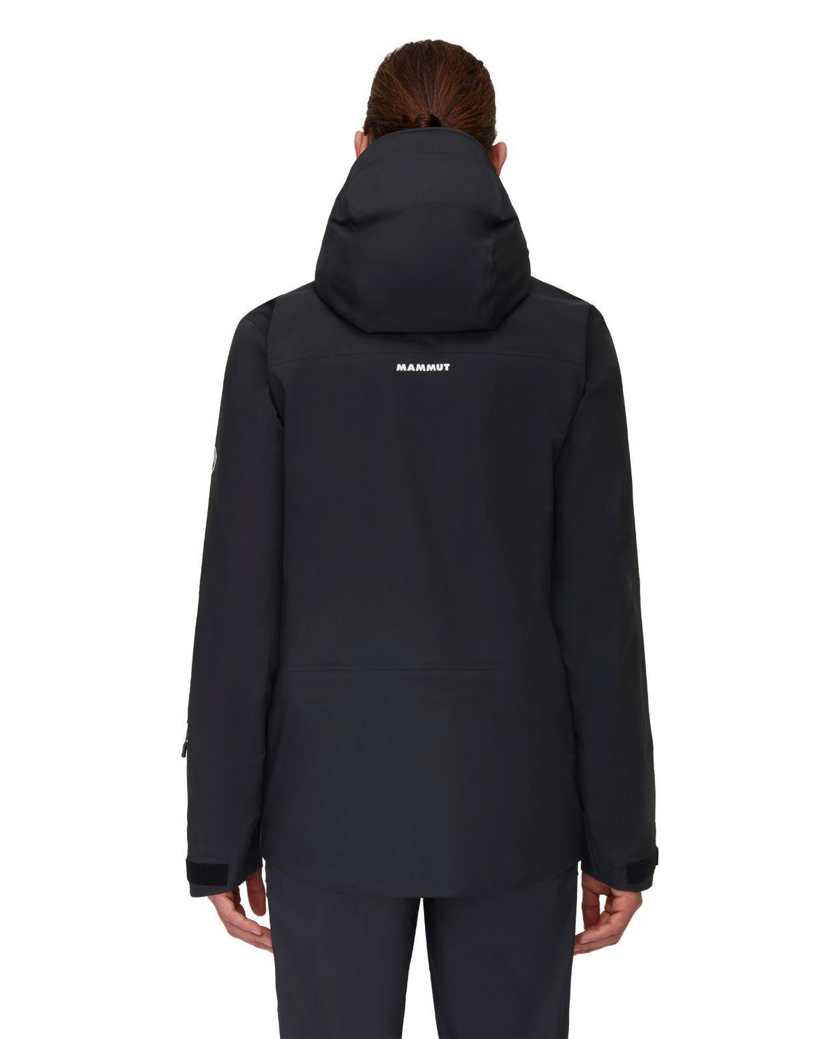 Mammut Haldigrat HS Hooded Jacket Men i svart färg visad bakifrån på skidåkare.