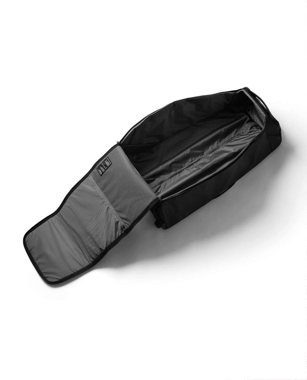 D_b_ Hugger Roller Bag 90L - Black Out - Alpingaraget