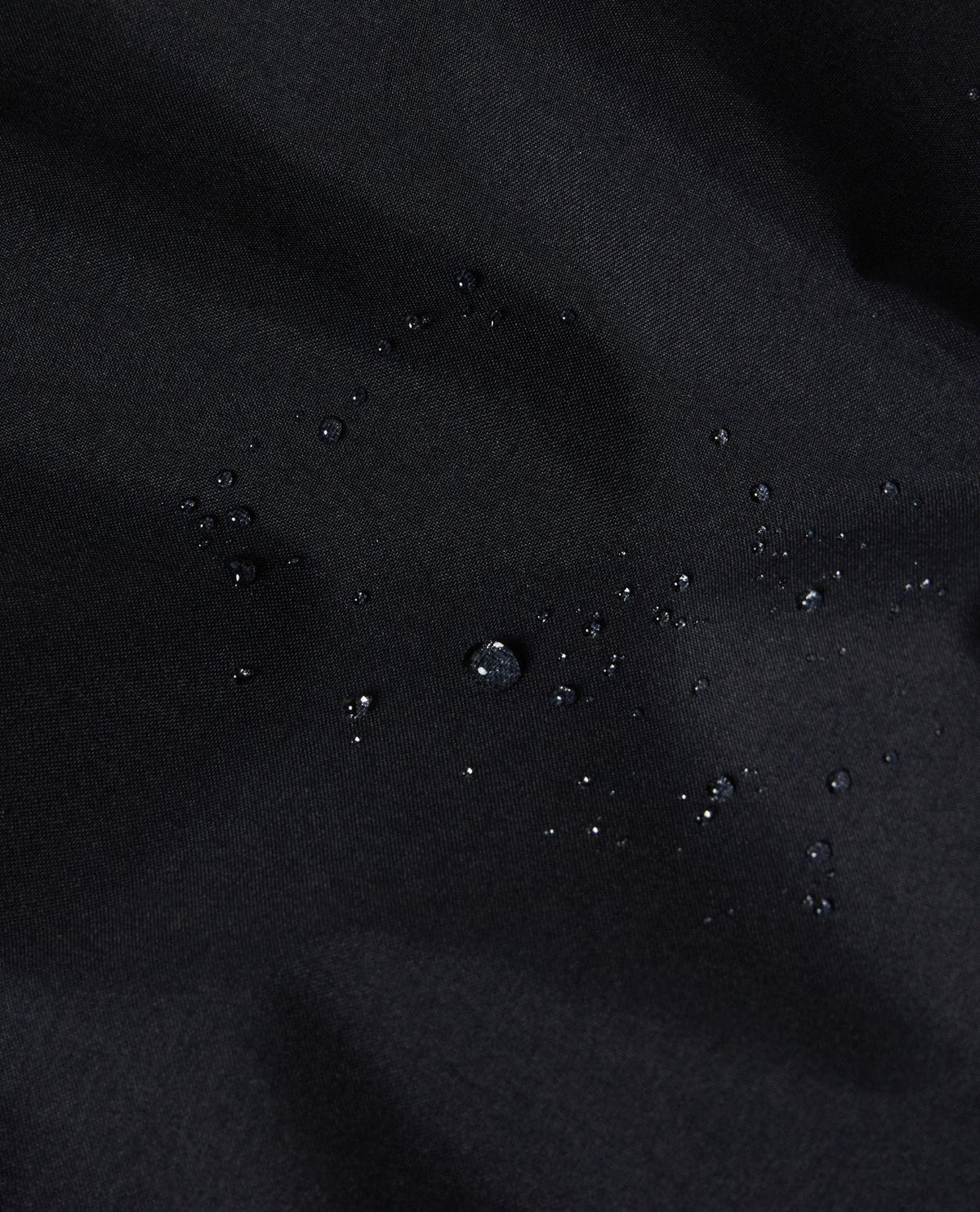 Vattenpärlor på det svarta Gore-Tex-materialet på Mammut Haldigrat Gore-Tex HS Thermo Jacka.