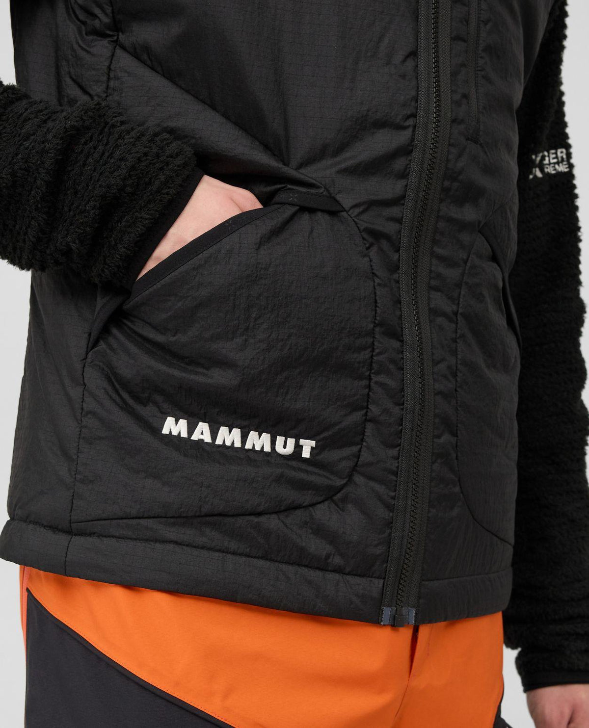 Mammut Eiger Free Light IN Vest Svart - Detaljbild på ficka och logotyp