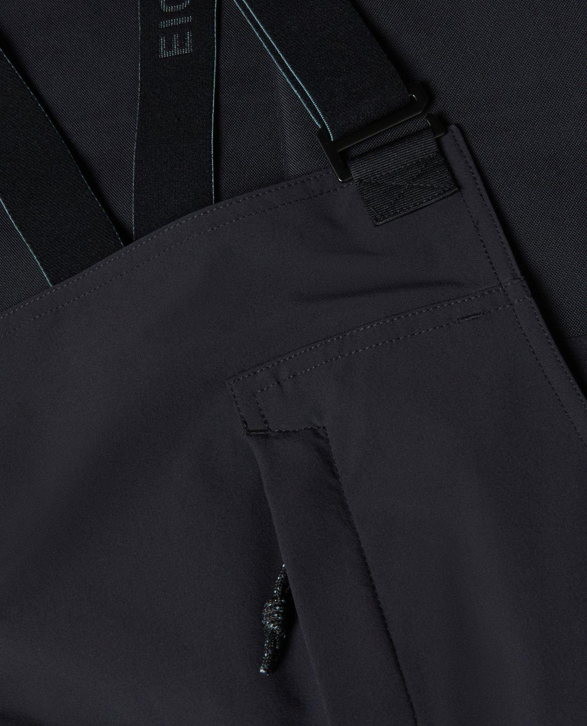 Mammut Eiger Free Pro HS Bib Pants dam i svart färg som visar detaljer på hängslen och bröstficka.