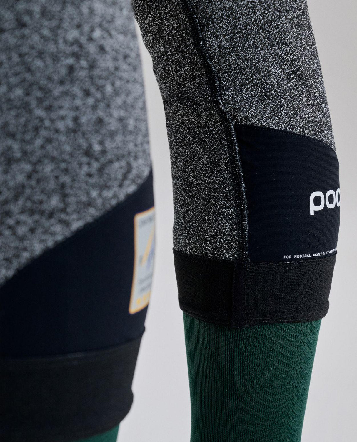 Närbild på POC Layer Cut Resistant Tights för herrar i färgvarianten uranium black, som visar det skärtåliga materialet och detaljerna på tightsen.