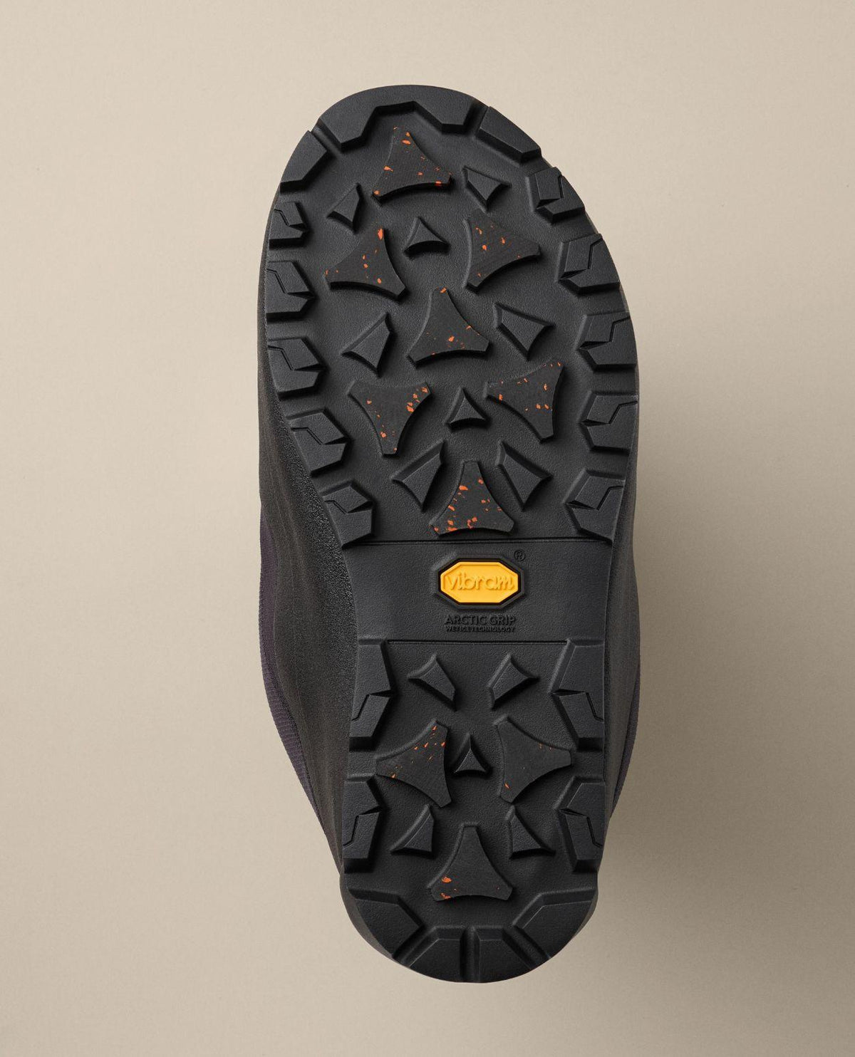 Undersidan på den svarta damkängan Arc'teryx Postour Women visar Vibram Arctic Grip-sulan för säkert grepp på is.