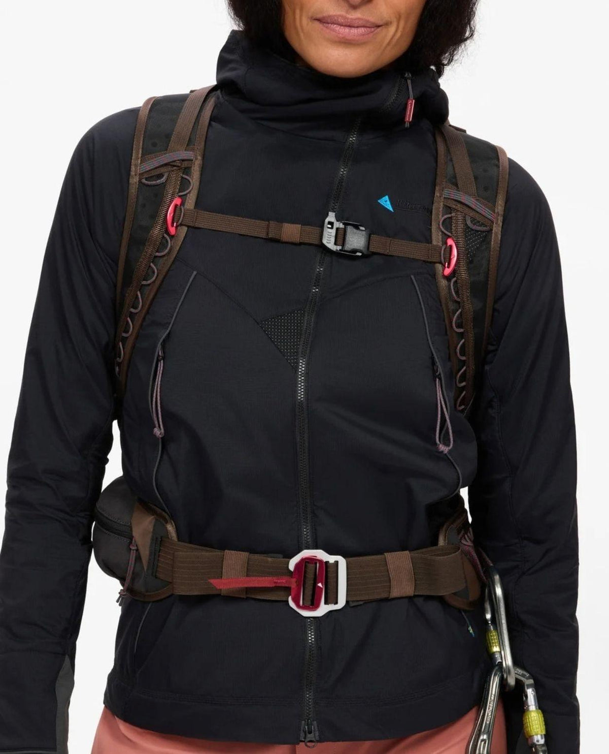 Klättermusen Gyme Backpack 25L i Slate Brown sitter på en person och visar bröstrem och höftbälte med detaljer.