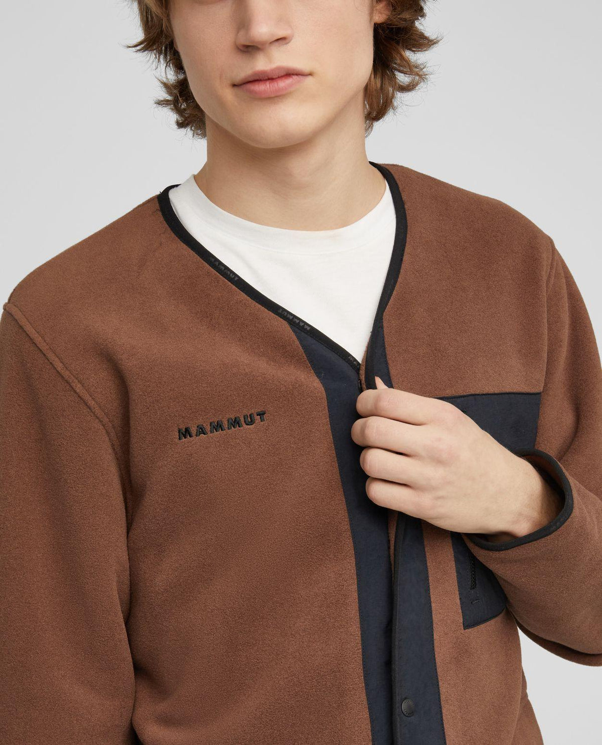 Mammut Moonstone Hybrid ML Cardigan i brunt och svart på modell – Alpingaraget