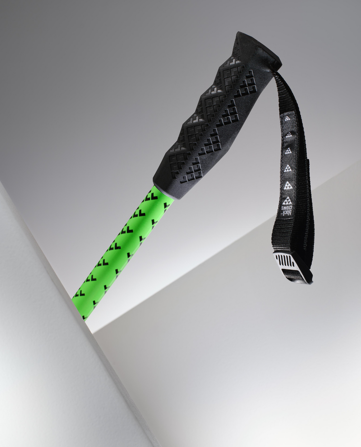 Närbild på handtaget på en grön Black Crows Meta-skidstav.