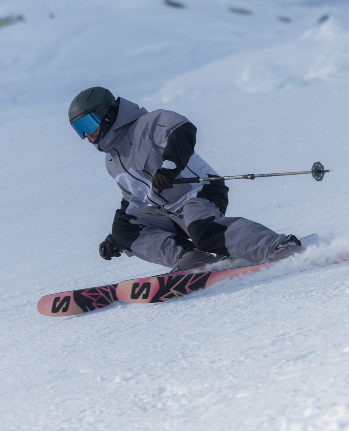 En skidåkare som carvar i en pist med allmountainskidorna Salomon N QST 106 Nirvana 25/26 från Alpingaraget.